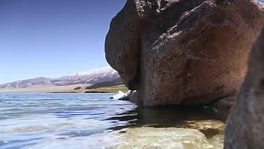新疆伊犁赛里木湖石礁视频素材A1视频的预览图